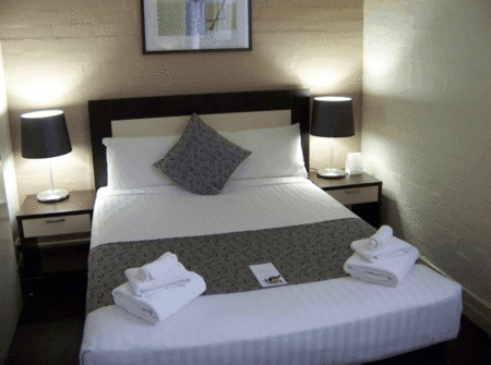 Aarons Hotel - Tourism Caloundra 1