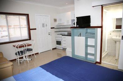 Across Country Motor Inn - Tourism Caloundra 2