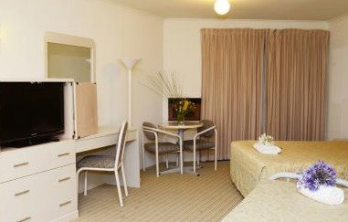 Motel 10 Motor Inn - Tourism Caloundra 2