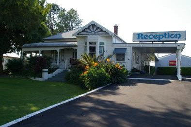 Colonial Court Motor Inn - Tourism Caloundra 0