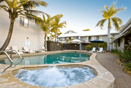 Pelican Beach Resort - Tourism Caloundra 4