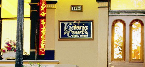Victoria Court Hotel - Tourism Caloundra 0
