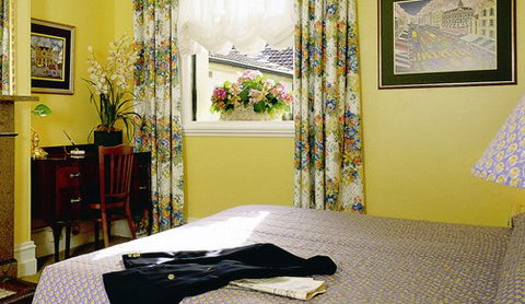Victoria Court Hotel - Tourism Caloundra 2