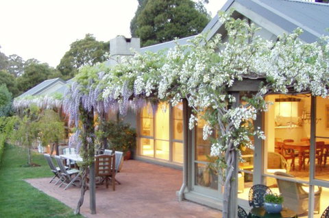 Tomah Mountain Lodge - Tourism Caloundra 0