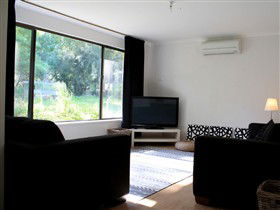 Clare Cottage On Wendouree - Tourism Caloundra 0