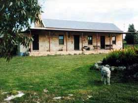 Mt Dutton Bay Woolshed Heritage Cottage - Tourism Caloundra 0