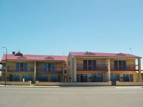 Tumby Bay Hotel Seafront Apartments - Tourism Caloundra 0