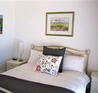 ArtWine Cottages - Tourism Caloundra