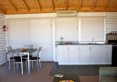 ArtWine Cottages - Tourism Caloundra 4