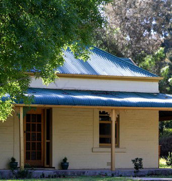 Clare Cottage On Wendouree - Tourism Caloundra 1