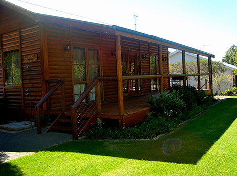 Ottilie's Cabin - Tourism Caloundra 1
