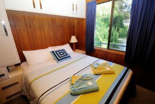 Moving Waters Self Contained Moored Houseboat - Tourism Caloundra 3
