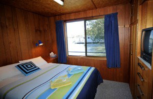 Moving Waters Self Contained Moored Houseboat - Tourism Caloundra 6