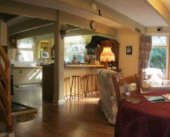 Hide-Away Cottage Retreat - Tourism Caloundra 3