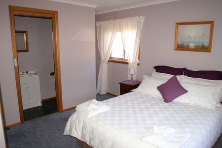Three Hut Point Waterfront Accommodation - Tourism Caloundra 1