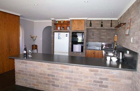 Three Hut Point Waterfront Accommodation - Tourism Caloundra 2