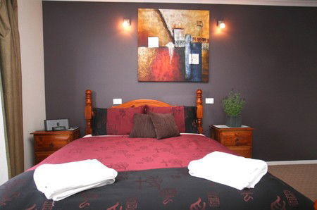 Oakley Place Townhouse - Tasmanian Short Stays - Tourism Caloundra 4