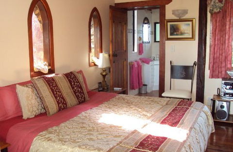 Castle On The Hill Bed And Breakfast - Tourism Caloundra 4