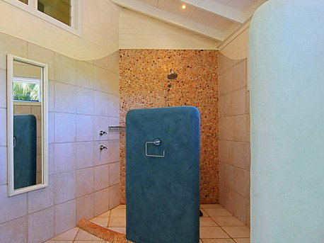 Beachcomber Beach House - Tourism Caloundra 0