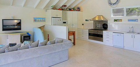 Beachcomber Beach House - Tourism Caloundra 3