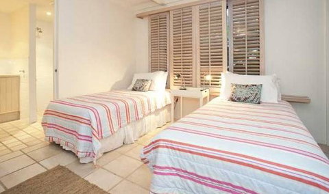 Belongil Summerhouse - Tourism Caloundra 0