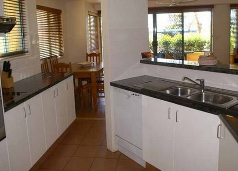 Airy Surfside Unit - Tourism Caloundra 3