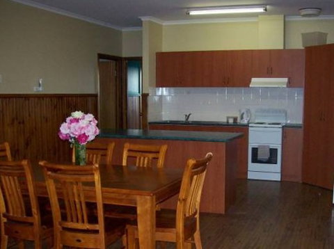 Riverland Holiday Cottage - Tourism Caloundra 0