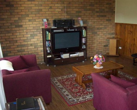 Riverland Holiday Cottage - Tourism Caloundra 1