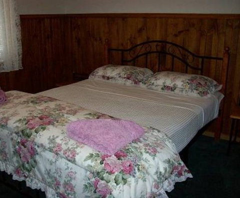 Riverland Holiday Cottage - Tourism Caloundra 3