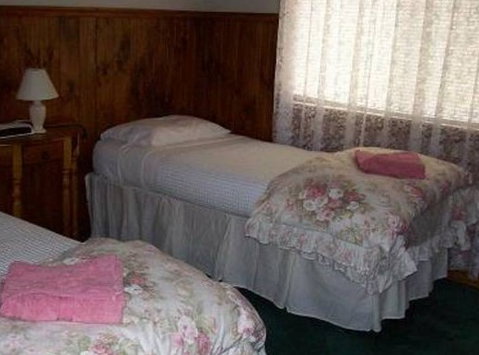 Riverland Holiday Cottage - Tourism Caloundra 4