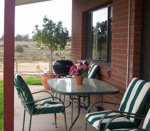 Riverland Holiday Cottage - Tourism Caloundra 5
