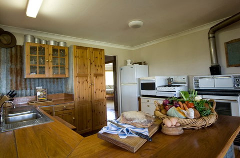 Yaraandoo Lakeside Retreat - Tourism Caloundra 5
