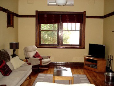 Batlow House - Tourism Caloundra 4