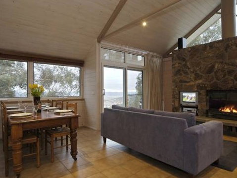 Silvertop Snowy Mountains Retreat - Tourism Caloundra 1