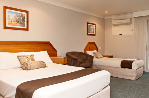Hilltops Retreat Motor Inn - Tourism Caloundra 1