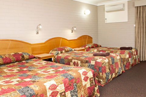 Hilltops Retreat Motor Inn - Tourism Caloundra 2