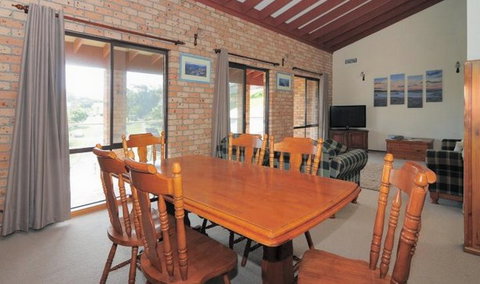 Baileys, Gerringong - Tourism Caloundra 3