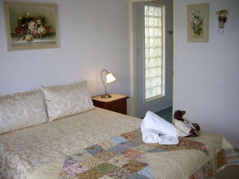 Alexander Lakeside Bed And Breakfast - Tourism Caloundra 1