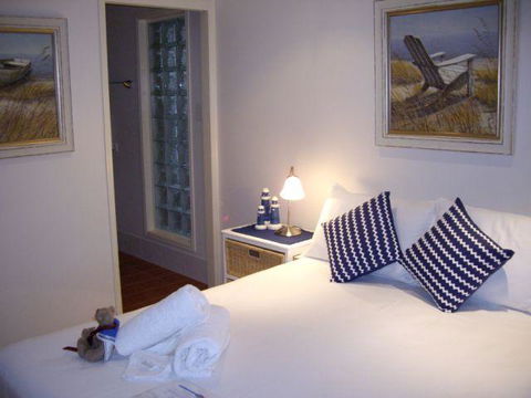 Alexander Lakeside Bed And Breakfast - Tourism Caloundra 3