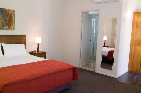 Coachmans Inn Warwick - Tourism Caloundra 0