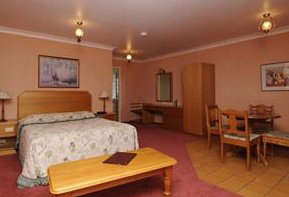 McNevins Warwick Motel And Gunyah Restaurant - Tourism Caloundra 3