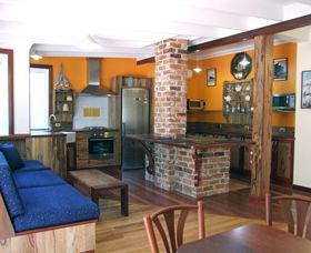 Admiral Stirling Inn - Tourism Caloundra 0