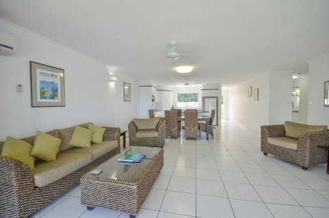 Roydon Beachfront Holiday Apartments - Tourism Caloundra 8