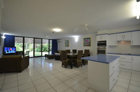 Roydon Beachfront Holiday Apartments - Tourism Caloundra 10