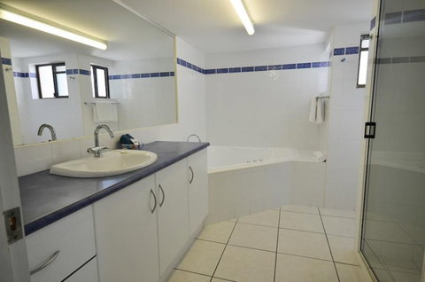 Roydon Beachfront Holiday Apartments - Tourism Caloundra 11