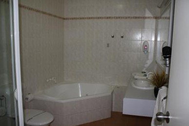 Lakeview Motor Inn - Tourism Caloundra 5