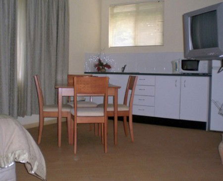 Neds Bed Horse O Tel - Tourism Caloundra 3