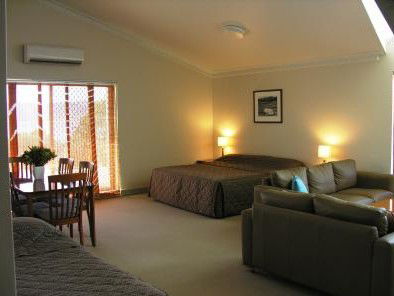 Banjo Paterson Inn - Tourism Caloundra 2