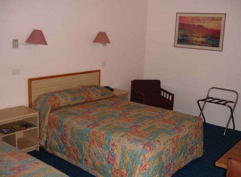 Poinciana Inn - Tourism Caloundra 1