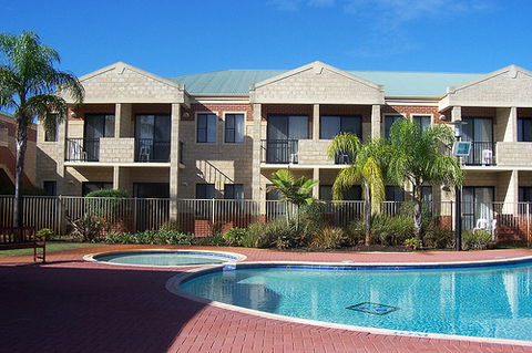 Country Comfort Inter City Perth Hotel & Apartments - Tourism Caloundra 0